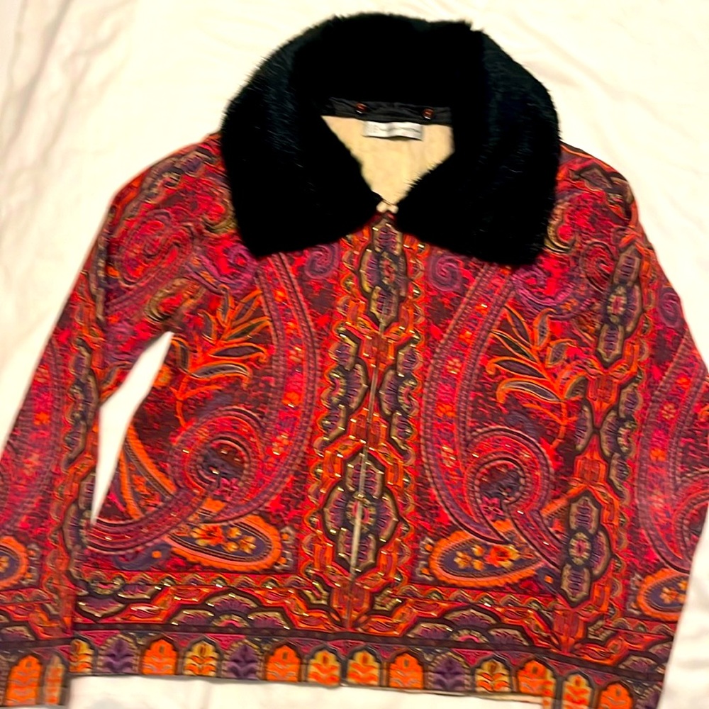 Fun and retro light sweater with faux fur collar, size medium